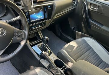 Toyota Auris 82.000 km 11.900 &euro; Köln 50733