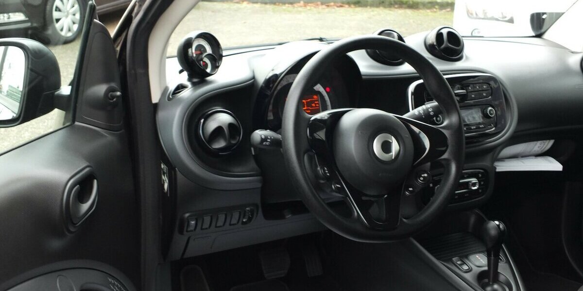 Smart ForTwo electric drive EQ AUTOMATIK KLIMAAUTOMATIK 5.183 km 10.700 &euro; Köln 50858