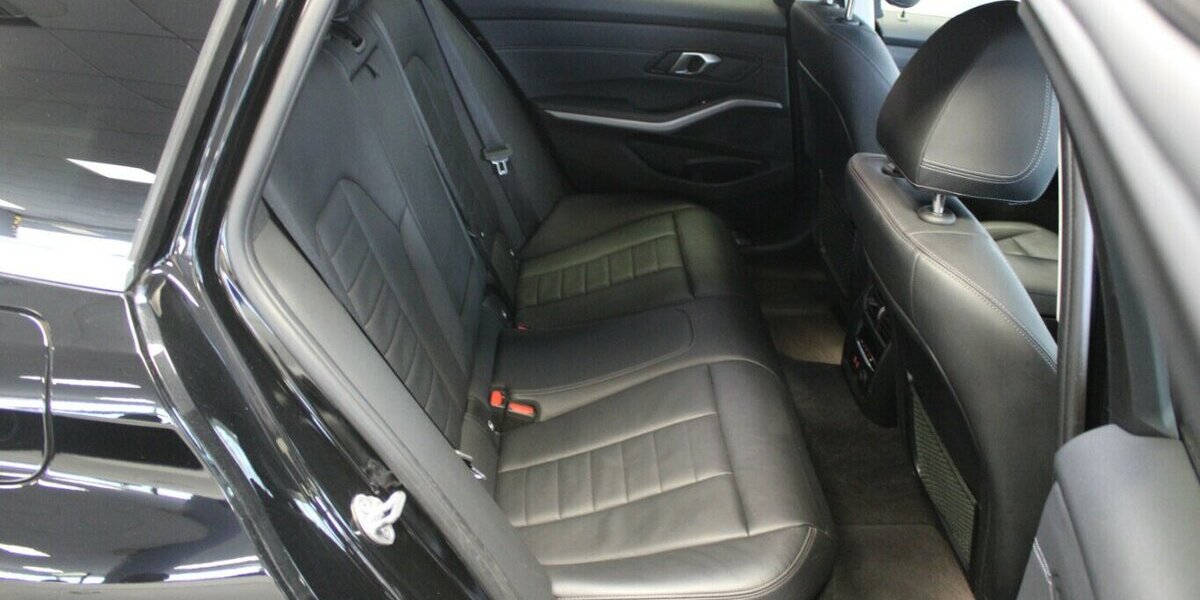 BMW 320 320i Touring Aut. - Leder - LED - Navi - Head 88.320 km 25.980 &euro; Euskirchen 53881