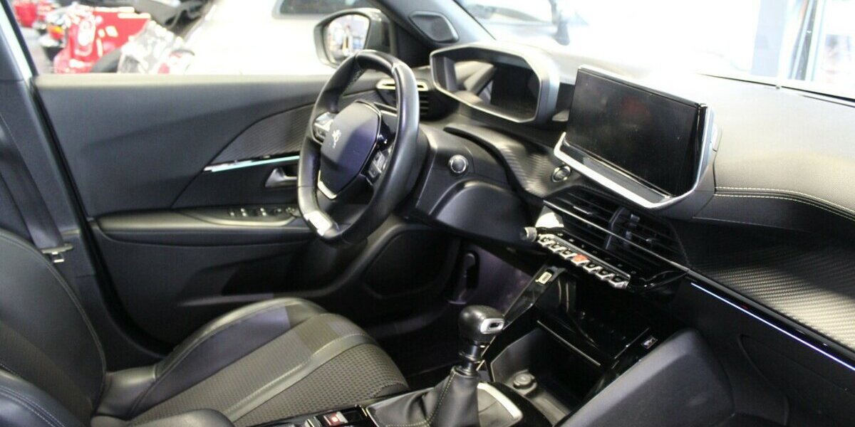 Peugeot 2008 PureTech 130 GT 70.903 km 15.980 &euro; Euskirchen 53881