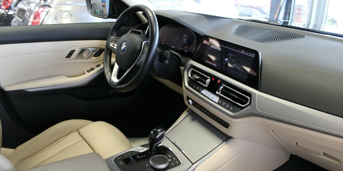 BMW 330i xDrive Touring Aut. Advantage 68.255 km 26.980 &euro; Euskirchen 53881