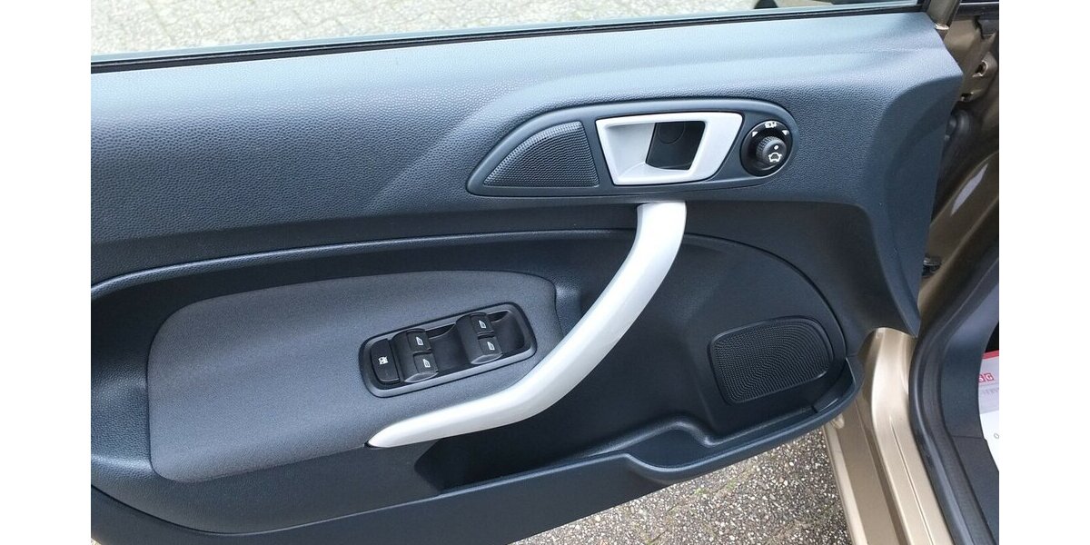 Ford Fiesta TITANIUM KLIMAAUTOMATIK RÜCKFAHRKAMERA 115.395 km 5.908 &euro; Köln 50858