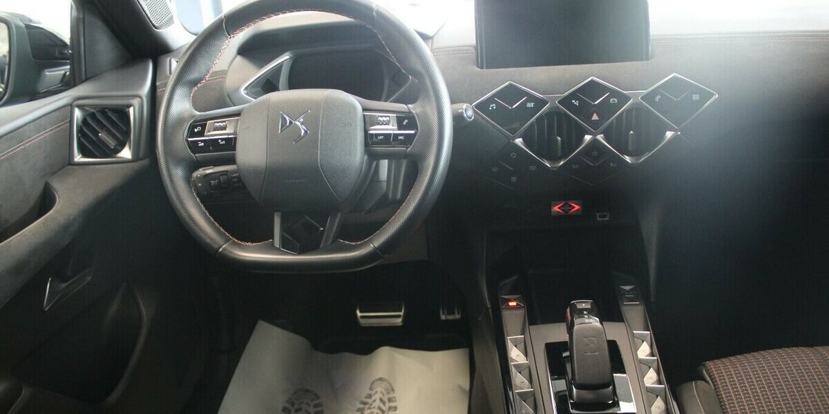 Citroen DS3 Crossbach E-Tense Performance Line 37.375 km 14.980 &euro; Euskirchen 53881