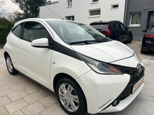 Toyota Aygo (X) 1,0-l-VVT-i x-play touch 94.000 km 6.690 &euro; Troisdorf 53844