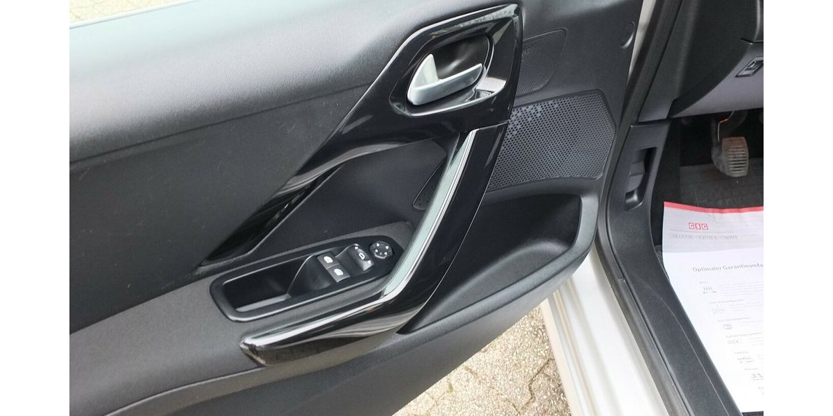 Peugeot 208 1.2 PURE TECH ALLURE KLIMA PDC SHZ SPORT LMF 98.599 km 7.500 &euro; Köln 50858