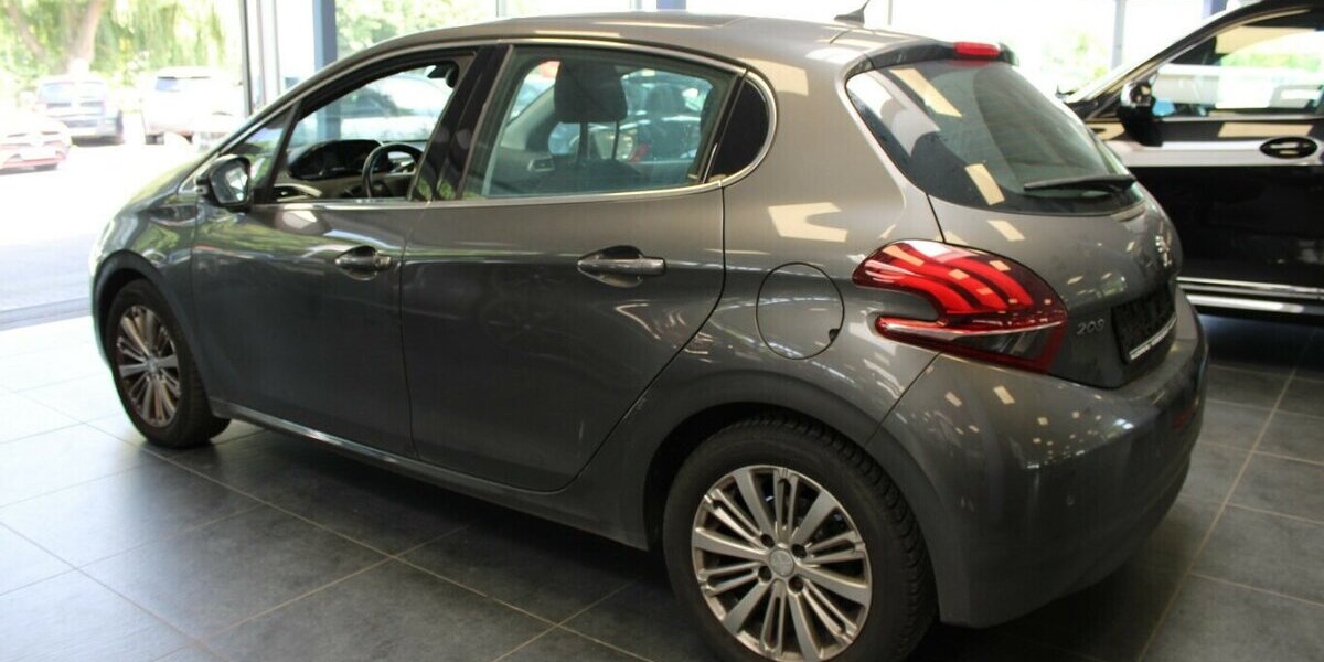 Peugeot 208 Blue-HDi 120 Allure 135.620 km 7.980 &euro; Euskirchen 53881