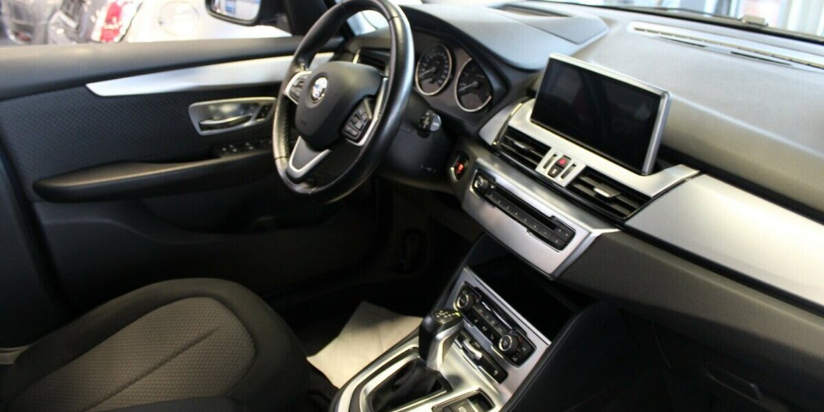 BMW 220 220i Active Tourer Aut. Advantage - Navi - PDC 49.770 km 17.980 &euro; Euskirchen 53881