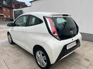Toyota Aygo (X) 1,0-l-VVT-i x-play touch 94.000 km 6.690 &euro; Troisdorf 53844