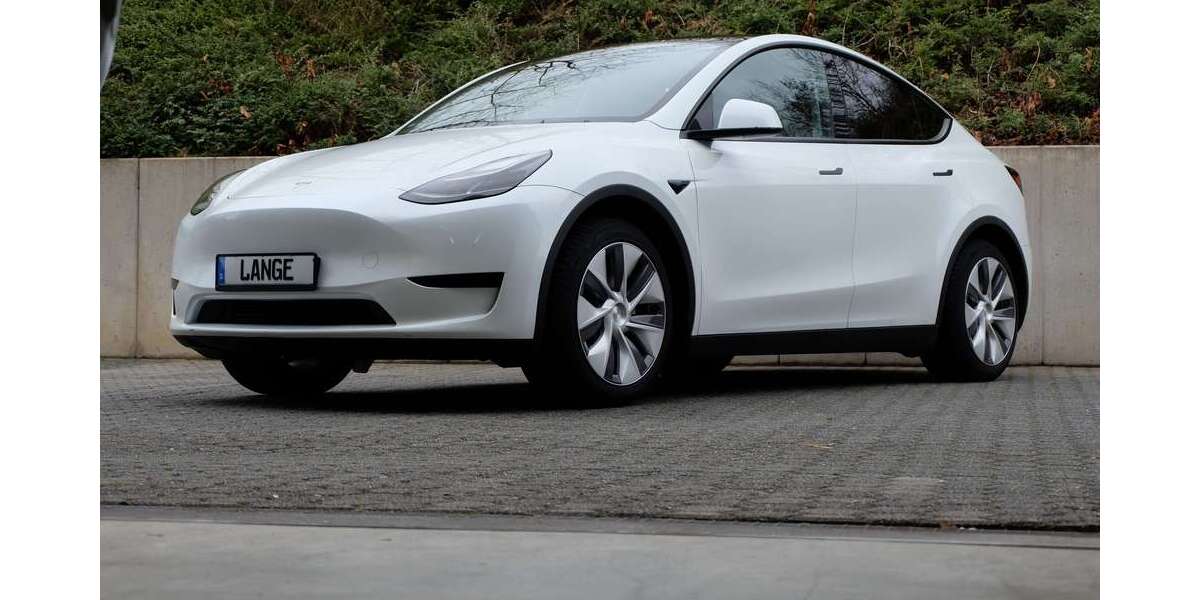 Tesla Model Y 35.045 km 32.965 &euro; Köln 50996