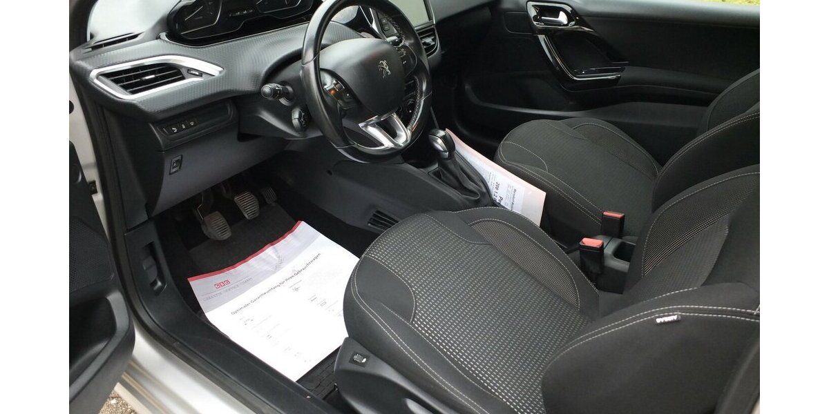 Peugeot 208 1.2 PURE TECH ALLURE KLIMAPDC SHZ SPORT LMF 98.599 km 7.704 &euro; Köln 50858