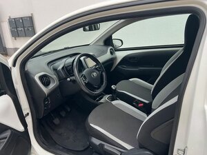 Toyota Aygo (X) 1,0-l-VVT-i x-play touch 94.000 km 6.690 &euro; Troisdorf 53844