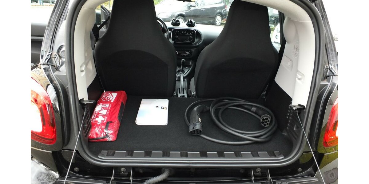 Smart ForTwo electric drive EQ AUTOMATIK KLIMAAUTOMATIK 5.183 km 10.700 &euro; Köln 50858